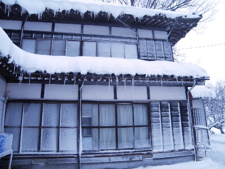 雪で凍りついた外壁