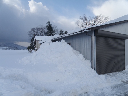 車庫の東側の屋根雪