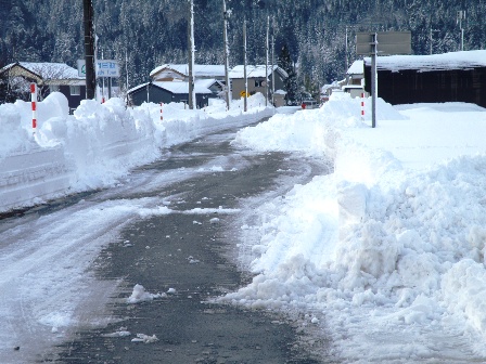 除雪で通れるようになった道路