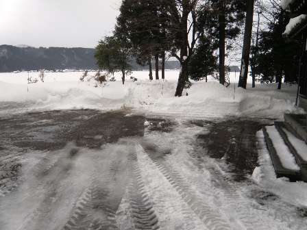 除雪後の庭先(表玄関前)の様子