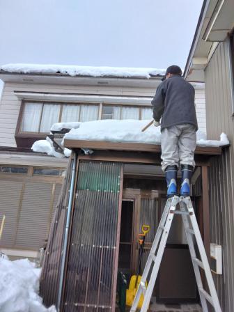 屋根雪処理中